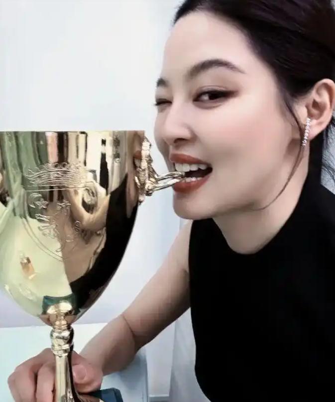 央视对辛芷蕾称呼变了，4字之差有深意，这次轮到甄子丹扬眉吐气