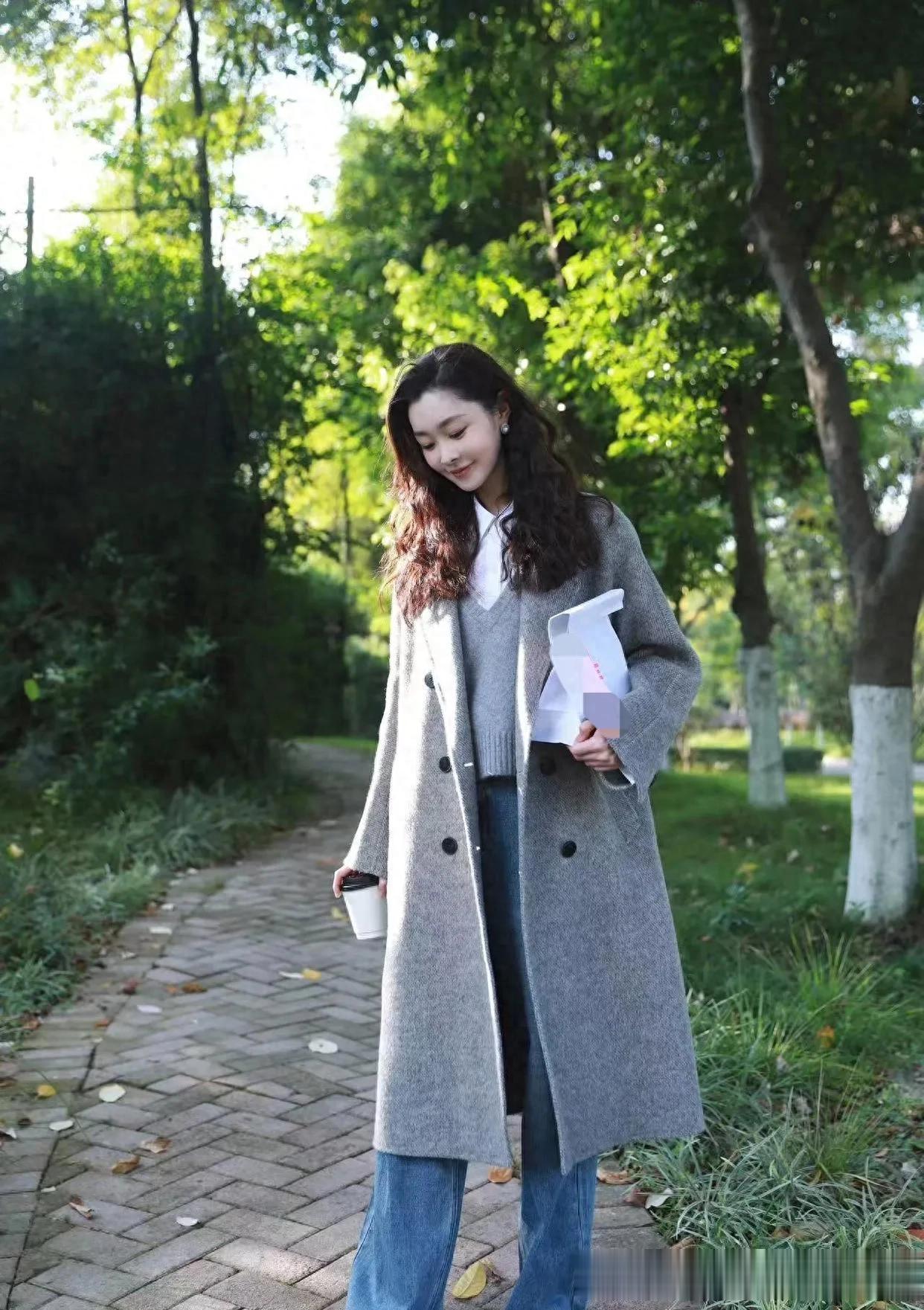 宋轶真是穿搭高手！灰大衣+白衬衫+牛仔裤，高级又减龄！