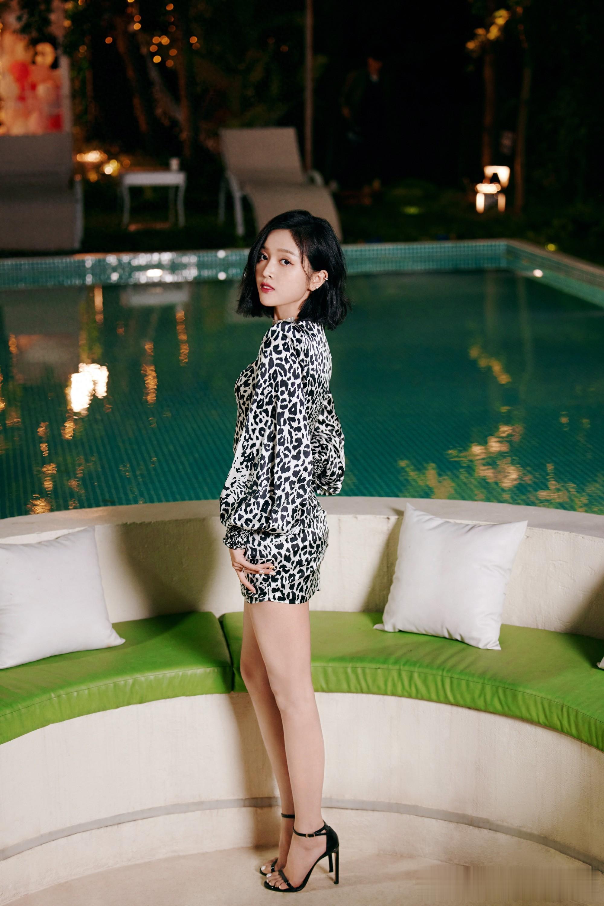 吴宣仪豹纹裙装泳池大片，酷飒性感演绎暗夜时尚魅力