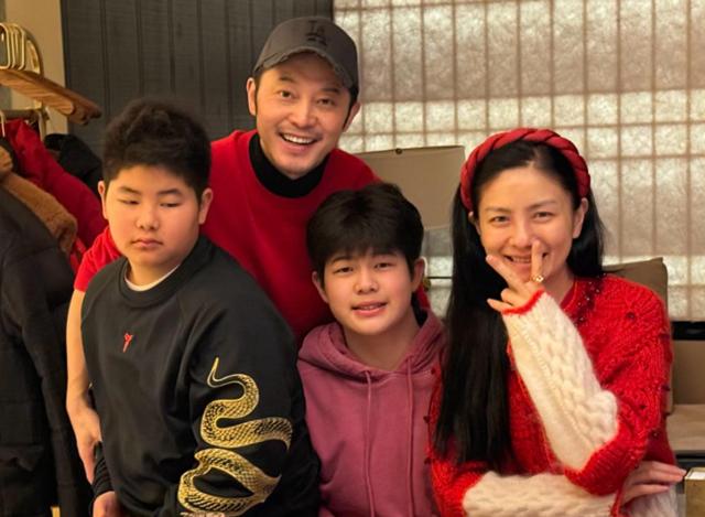 沙溢胡可一家逛街，鱼儿走潮流路线大变样，安吉又瘦了