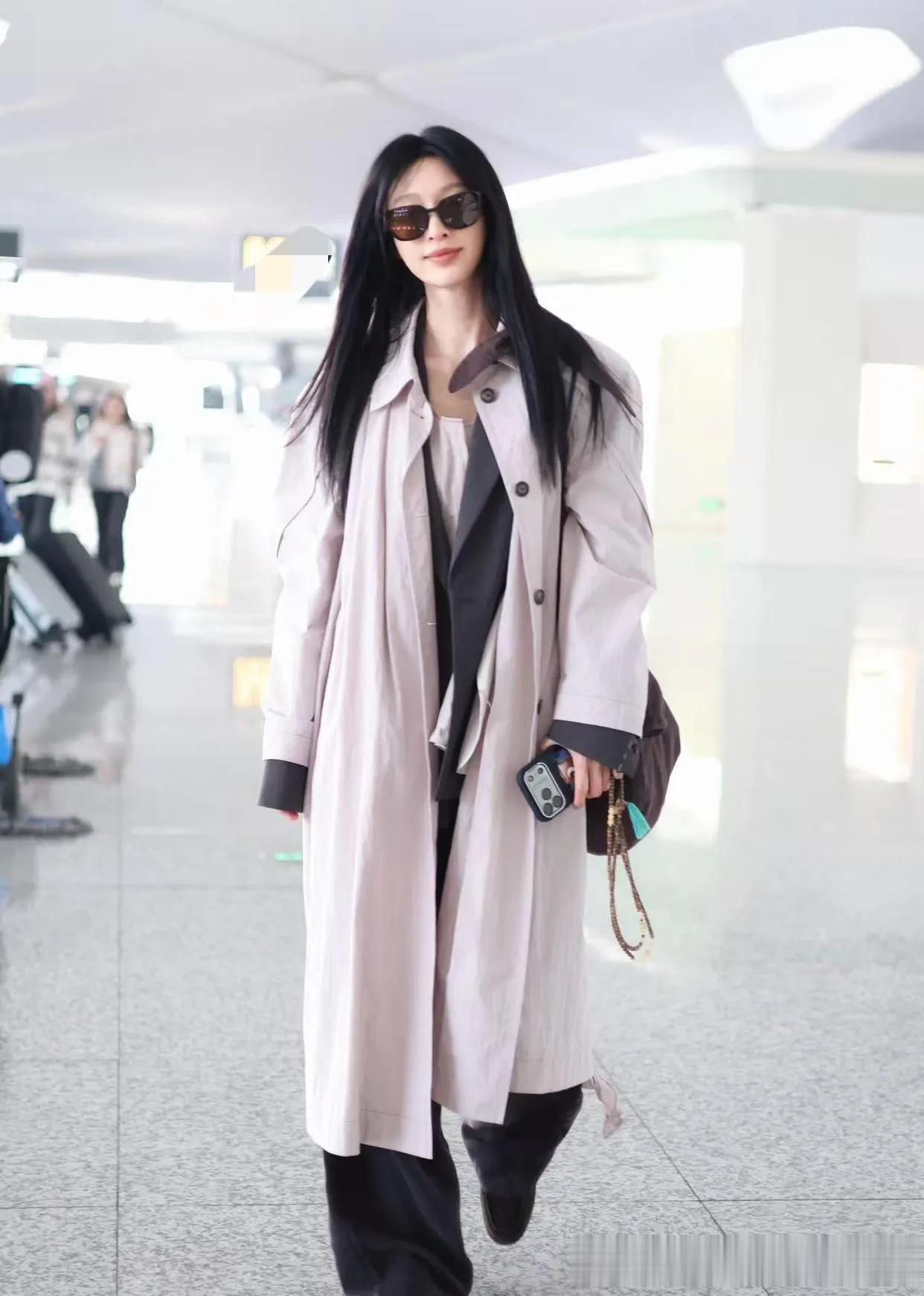 张俪机场私服真时髦!穿风衣+阔腿裤+乐福鞋,洋气又高级!