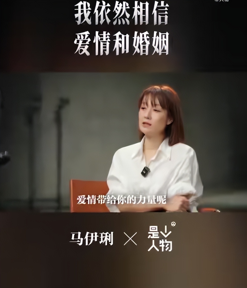 文章带女友见母亲，喝太多醉酒站不稳，靠女友搀扶下楼好恩爱