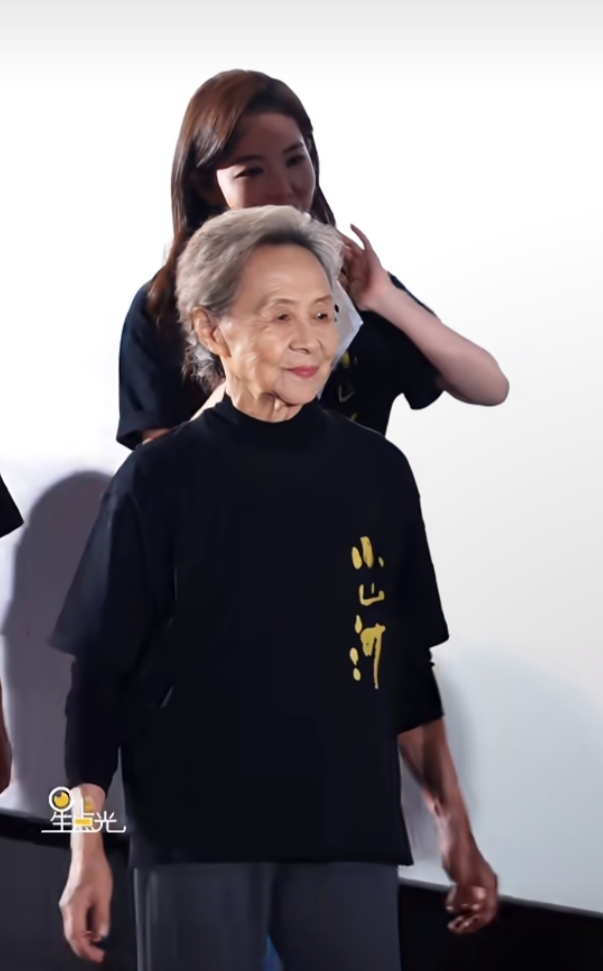 吴彦姝出席电影《小山河》首映礼,87岁状态优雅端庄尽显从容