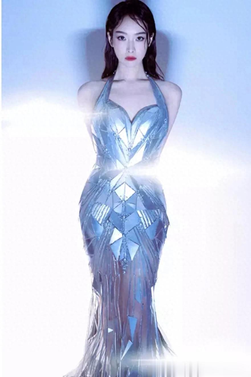 宋茜蓝裙扮机械姬，凌厉眼神显未来感