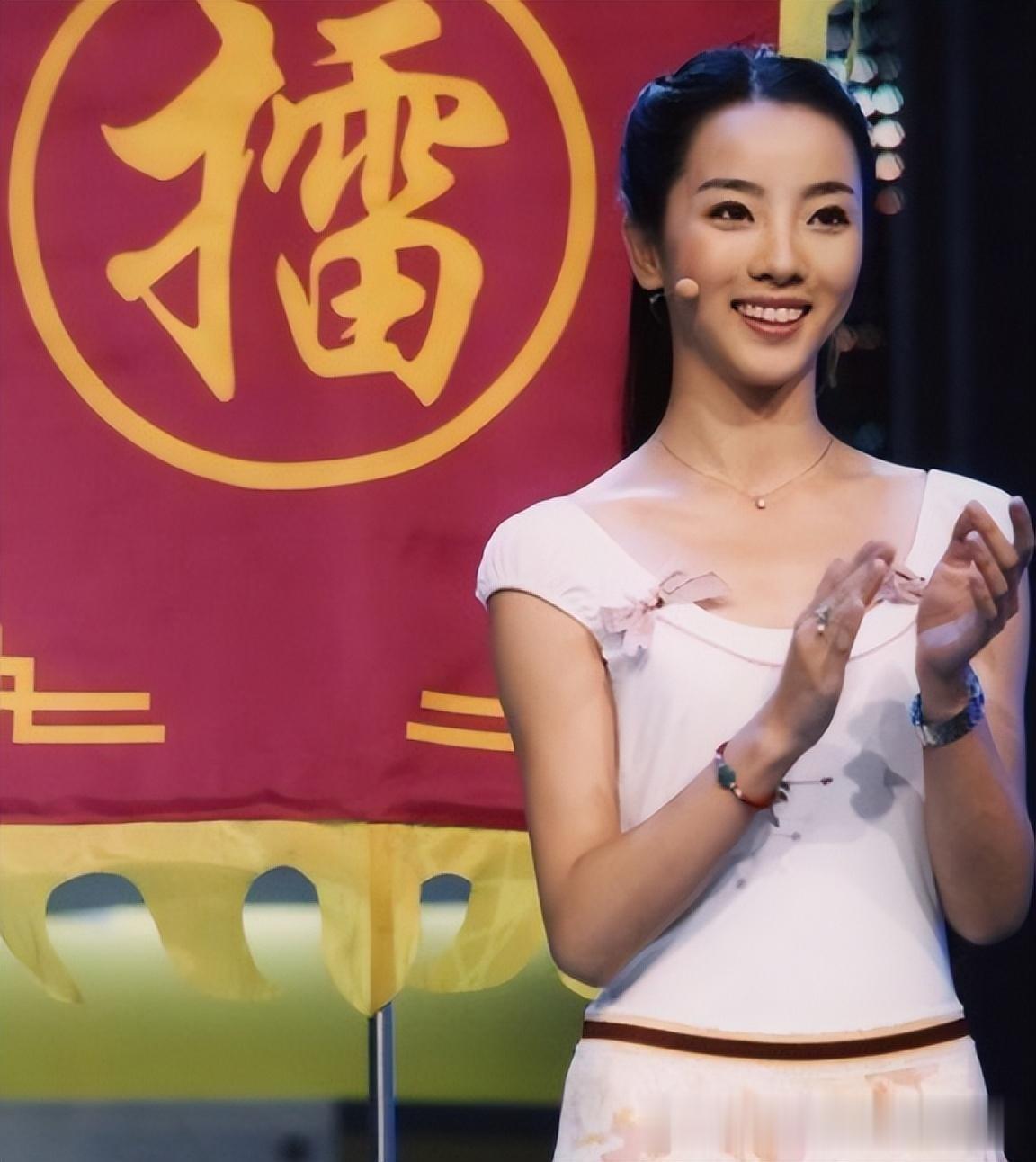 李思思也没想到，穿中式服装、不过圣诞节的自己，一夜获全网好评