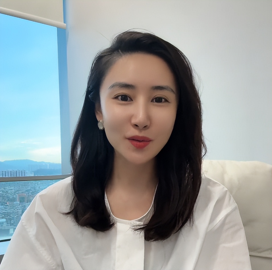 原来她也去了国外!曾是央视美女主持,如今人在澳洲已成女老板