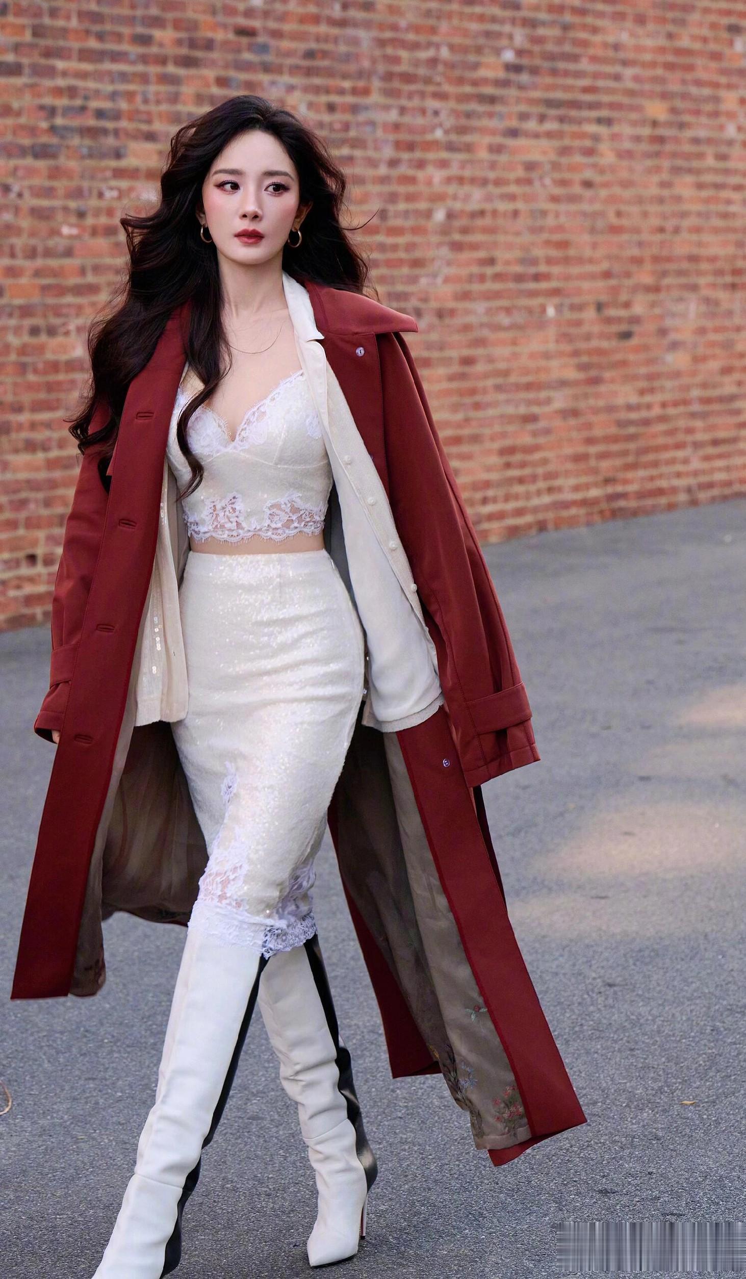 杨幂维多利亚的秘密大秀街拍,红棕风衣配蕾丝套装,迷人魅力