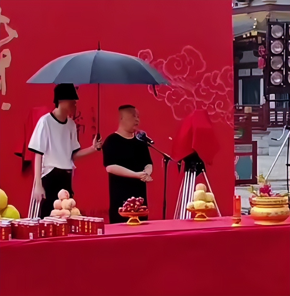 好卑微！郭德纲新剧开机，秦霄贤跑着撑伞讨好，合影依旧是背景板