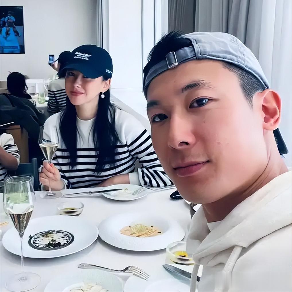 朱珠和老公在新加坡路边等车,她的老公身材高大,长相英俊。