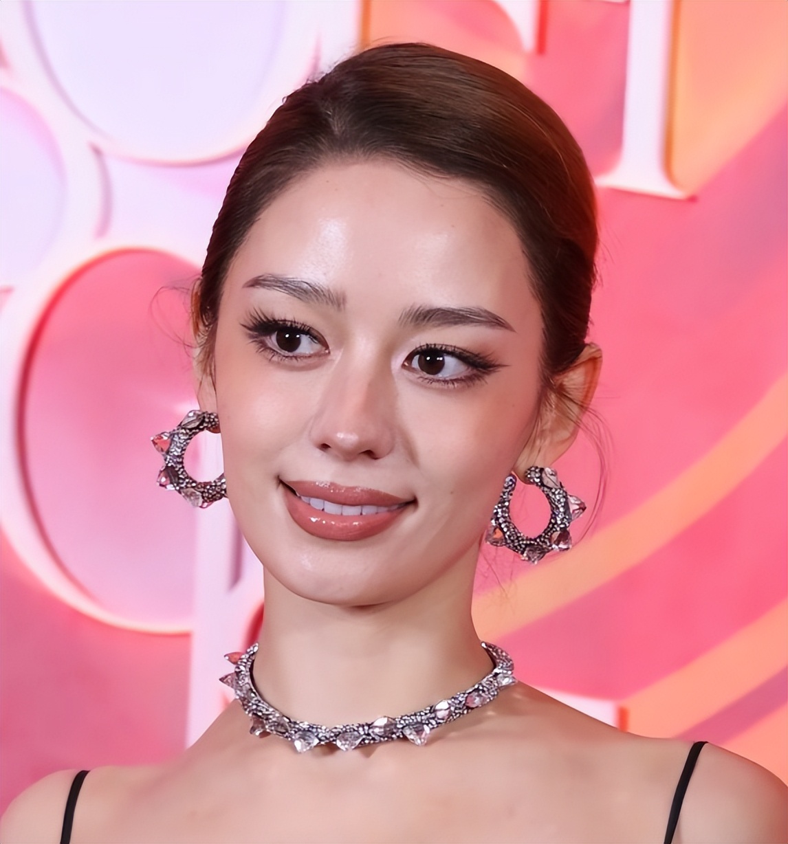 凤凰落地？57岁央视主持人上海参加活动，脸肿皱纹多，假发套抢镜