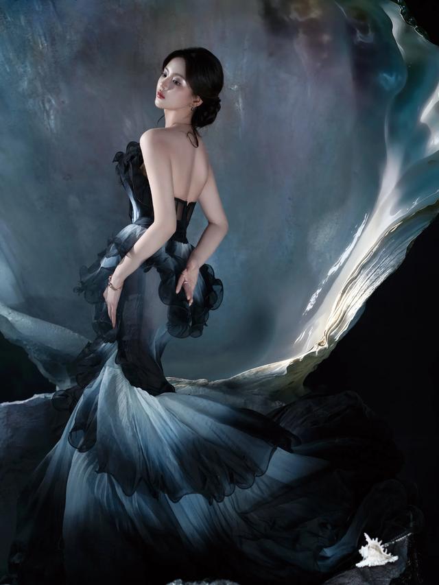 杨超越黑鸢尾公主裙，人鱼公主悄然苏醒