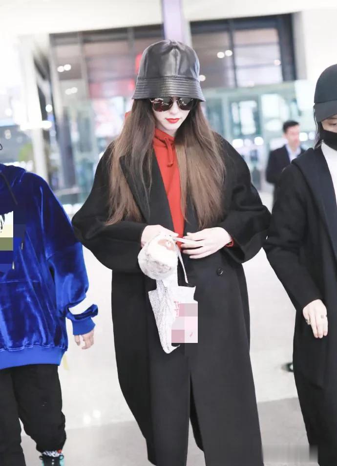 唐嫣机场私服真简约！黑大衣+红卫衣+黑裤子，高级又洋气！
