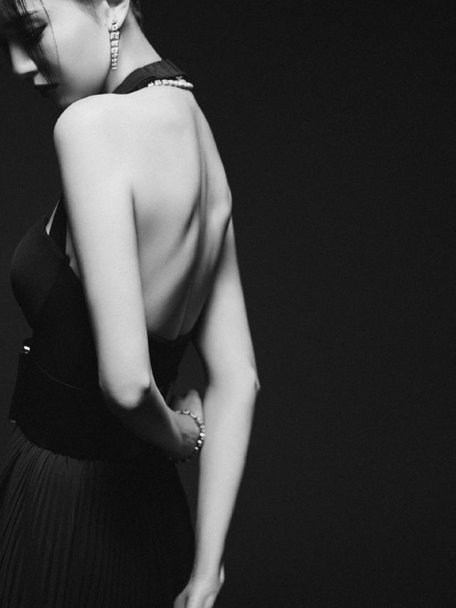 41岁佟丽娅穿挂脖裙亮相，颜值身材顶级，背部肌肉线条绝美了