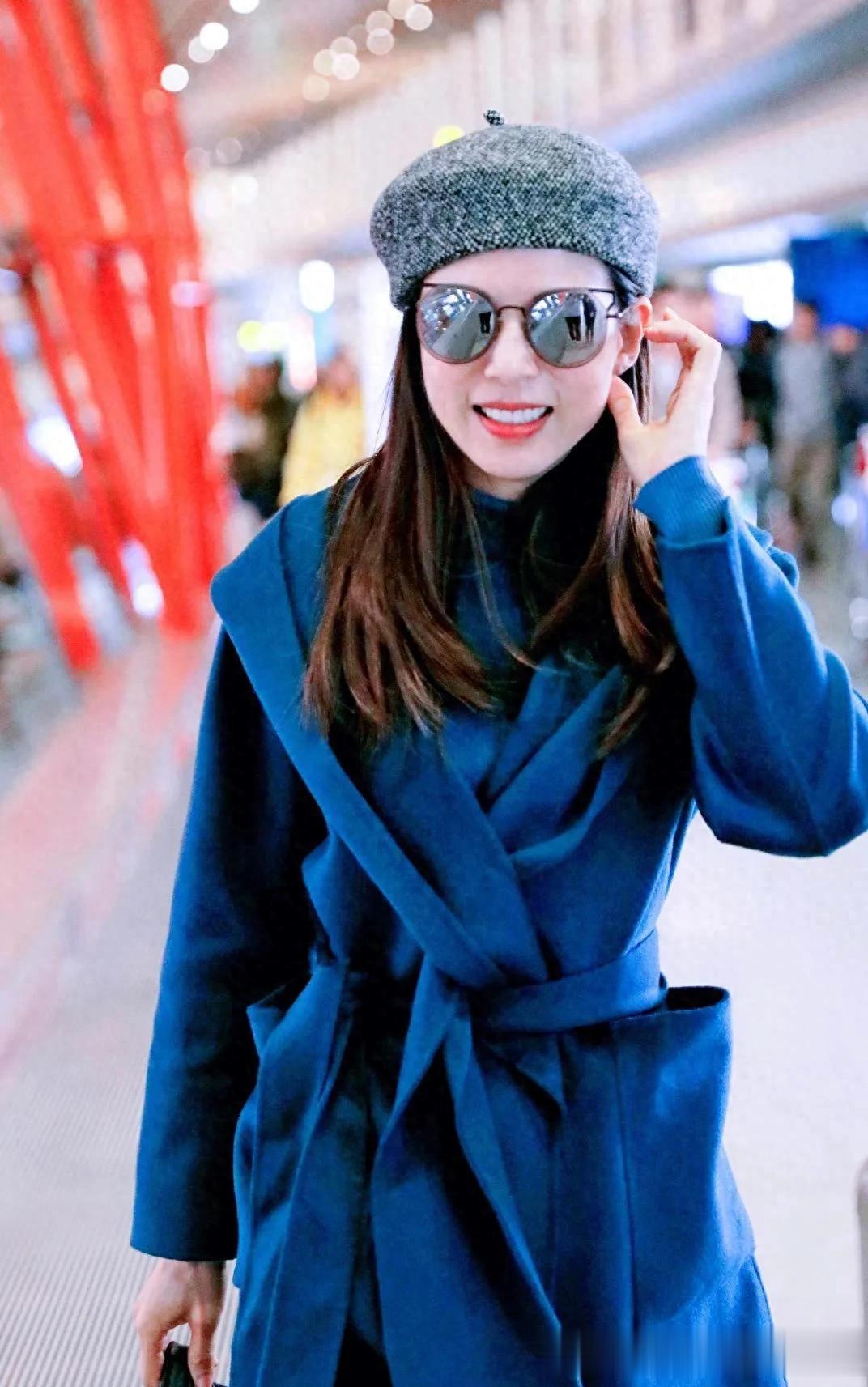 李若彤真是中年女人的穿搭标杆!大衣+牛仔裤+贝雷帽,时髦又洋气