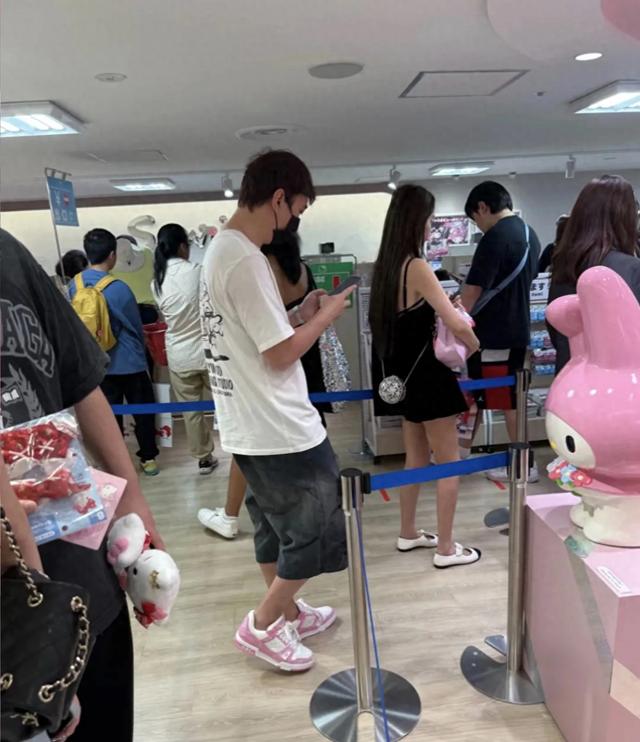 王思聪和女友现身罗马,两人在烈日下牵手逛街,外形看起来很般配