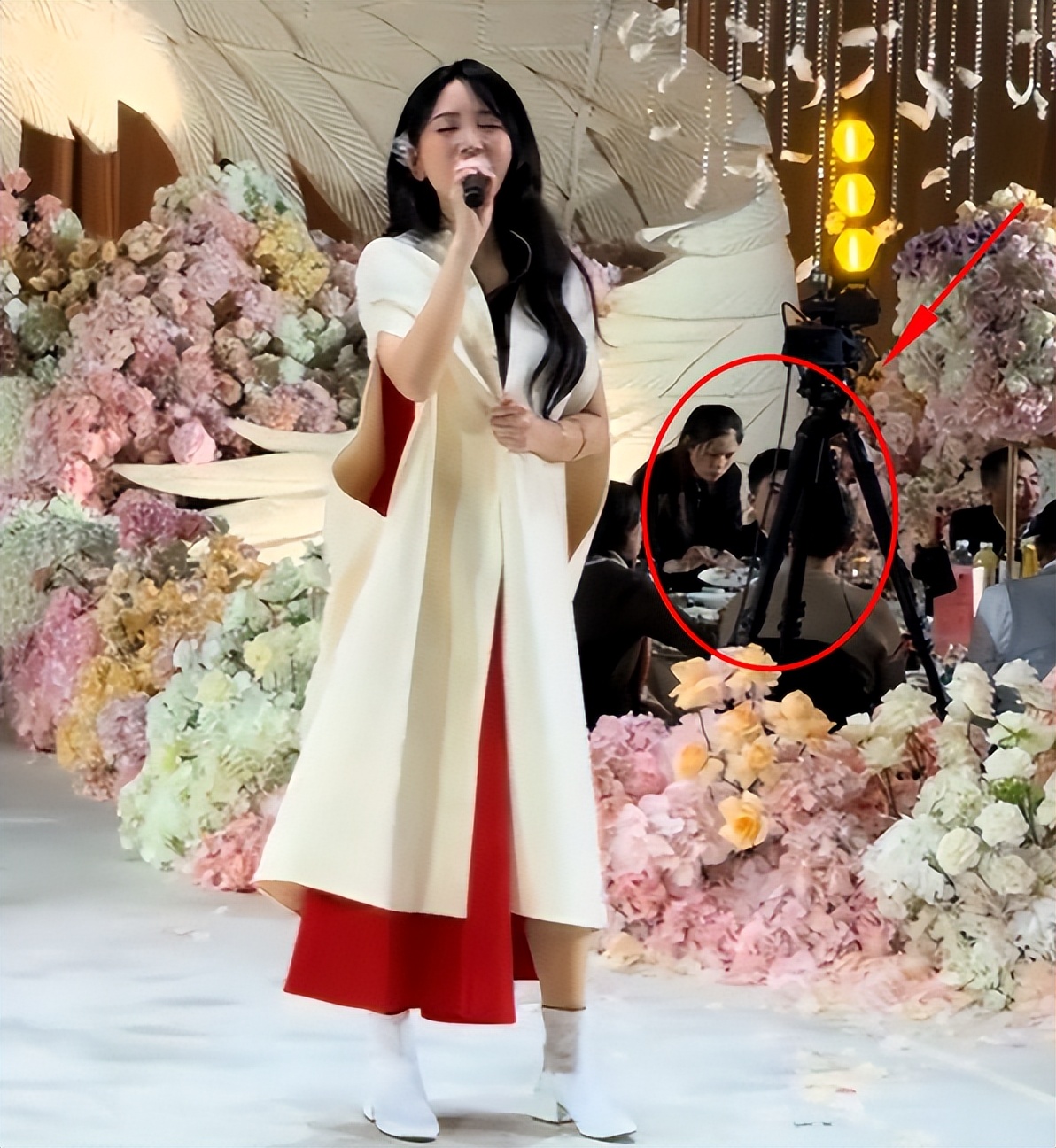 满是心酸！42岁著名歌手靠商演维持收入，宾客只顾吃席没人搭理