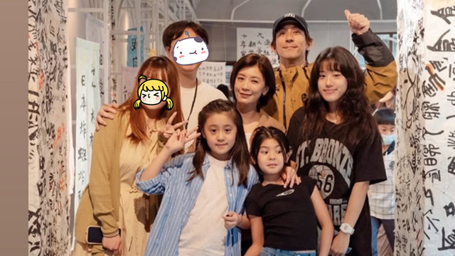 贾静雯一家五口看展，咘咘黑眼圈好大，没以前漂亮但依旧招人稀罕