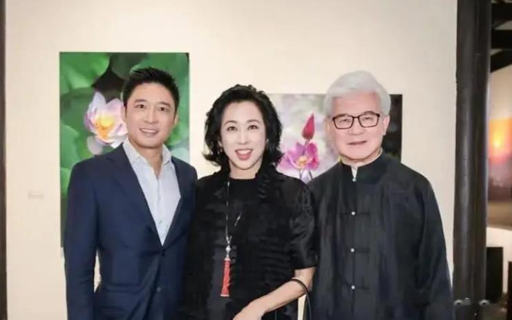 香港霍家娶三儿媳，亲妈朱玲玲没带二婚豪门老公，还剩霍启山单身