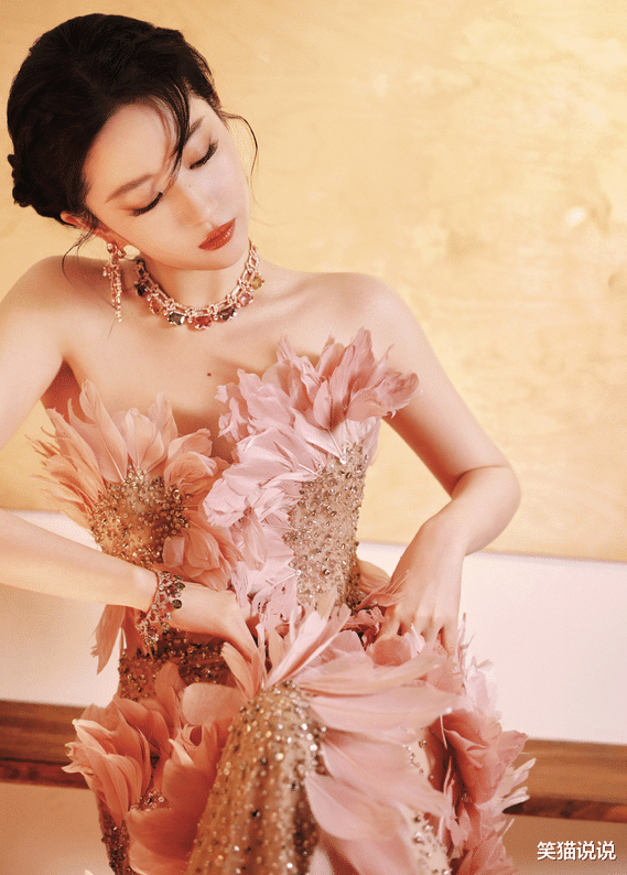 刘亦菲粉色包裙亮相品质盛典,公主发型尽显优雅,网友叹梦回白秀珠