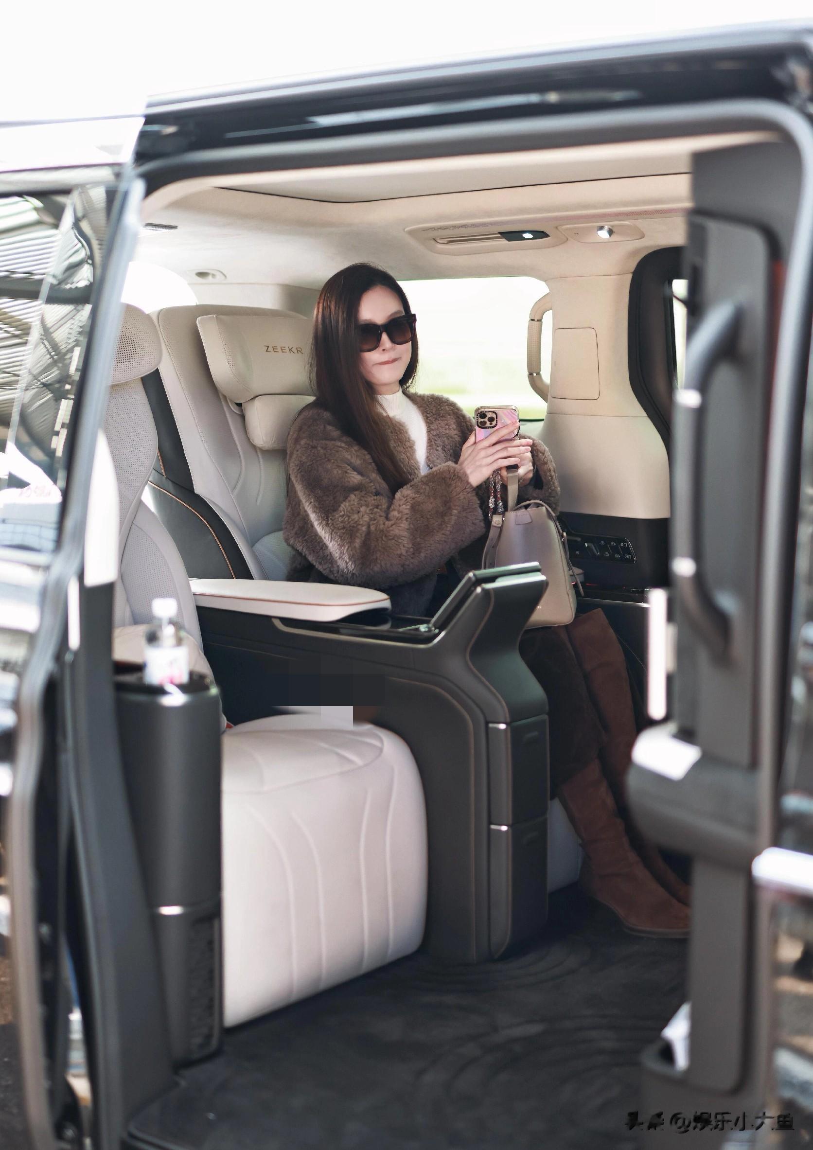 文咏珊上海机场出发路透，穿灰色毛毛衣戴着墨镜，身材恢复真好