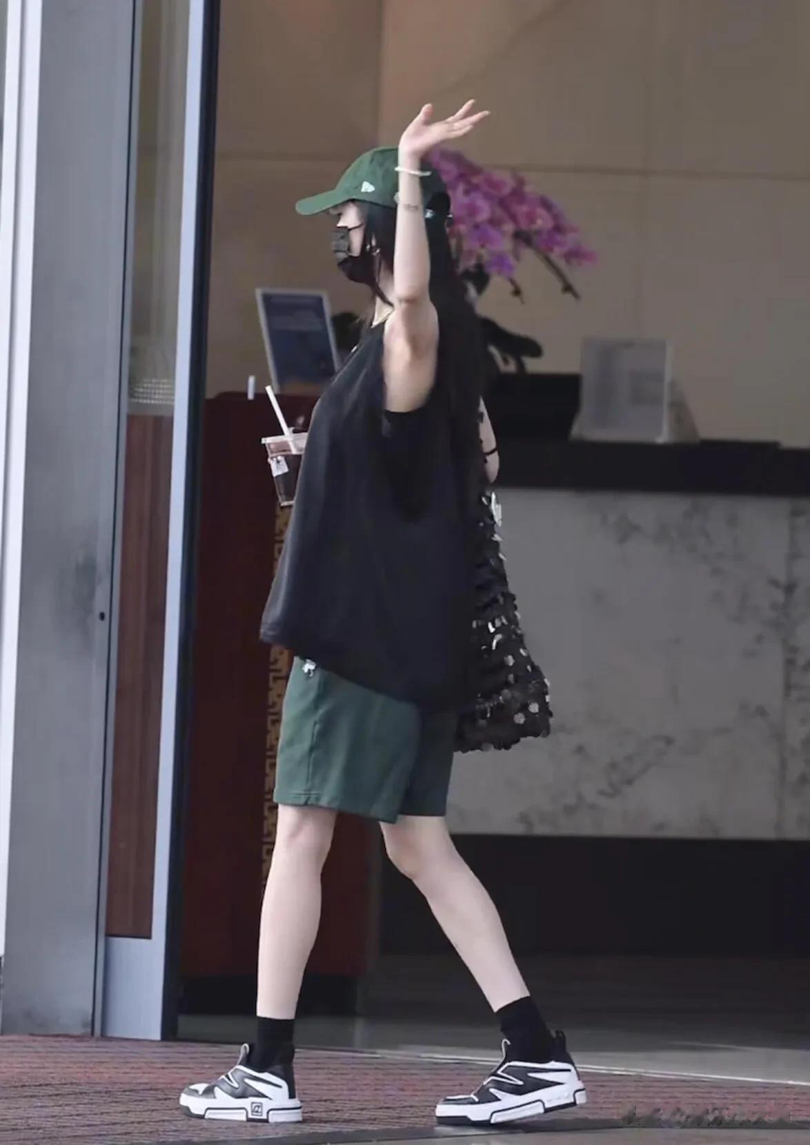 杨幂北京出发上海机场照,运动风酷辣学姐!慵懒随性又显瘦!