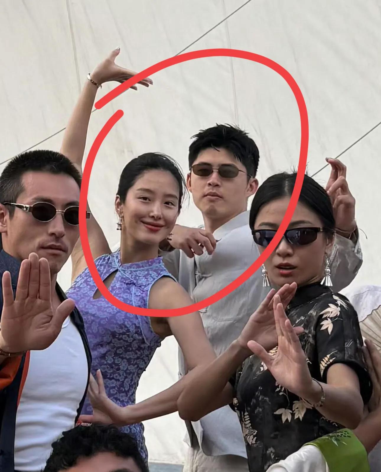 杨采钰和未婚夫高调秀恩爱，互相评论留言，老公高大帅气又多金