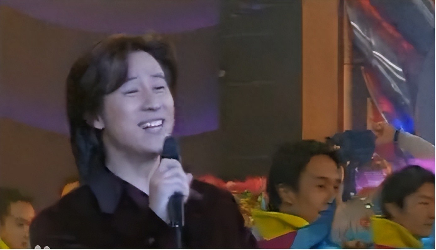 歌手解晓东：14次登春晚，曾提携章子怡，破产后抑郁住养老院？