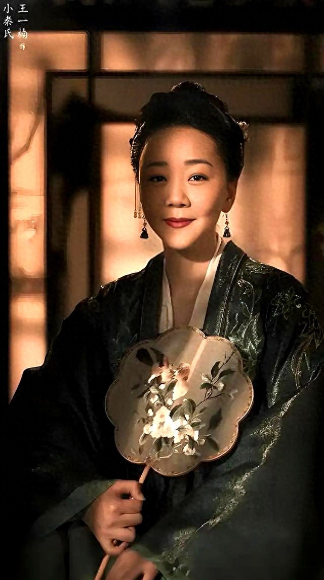 高鑫陪女儿探班妻子王一楠,和妻子结婚多年很恩爱,女儿很像妈妈