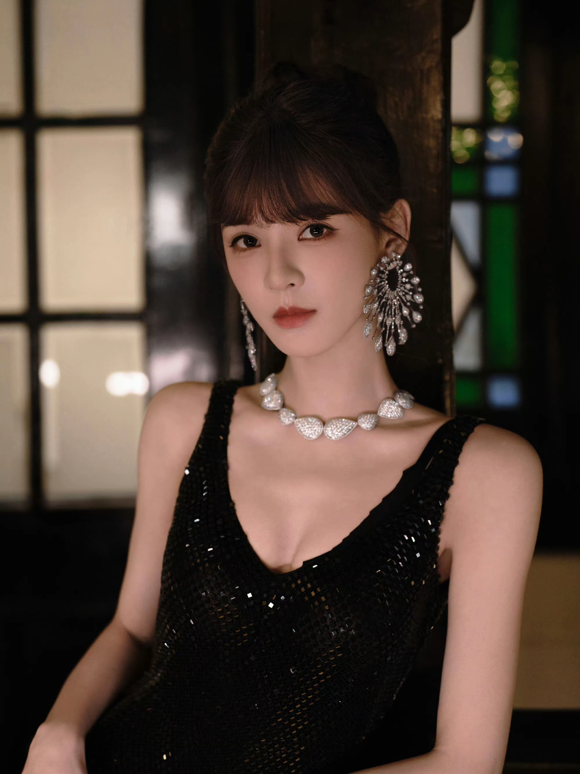 张予曦抹胸闪亮礼裙，身材真好