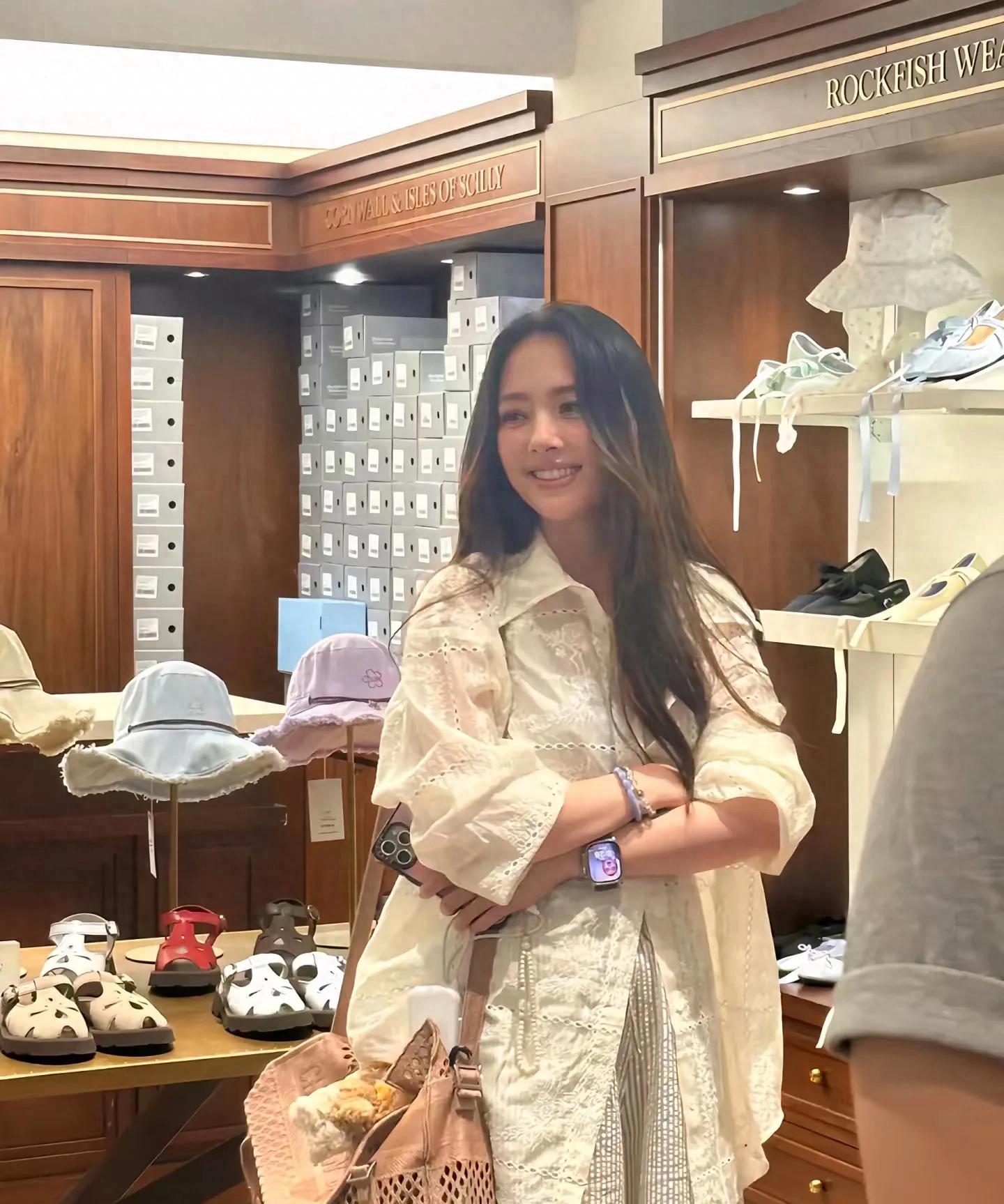 郭碧婷最新亮相！颜值回春仙气飘飘，父亲病情好转，向太给很多钱