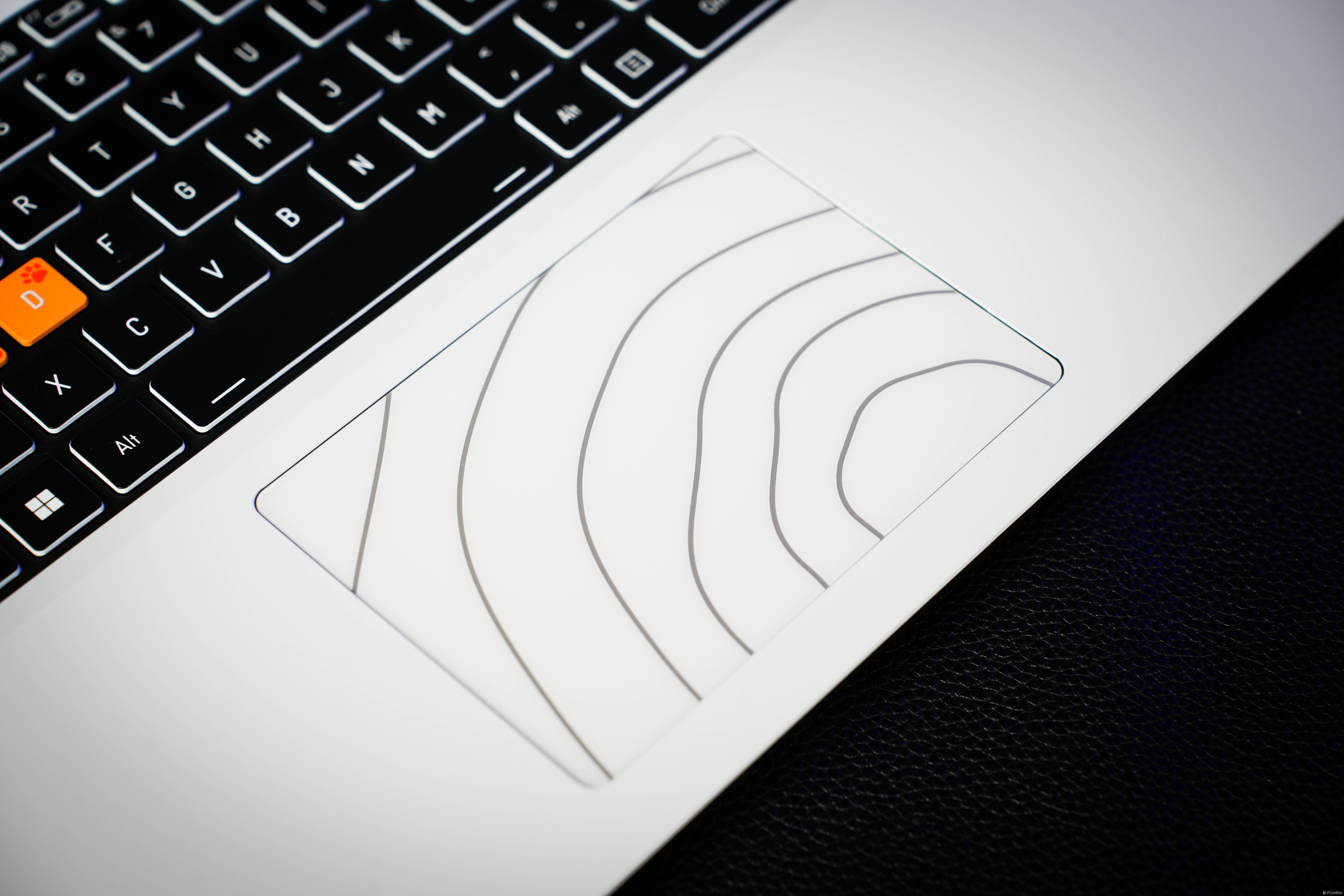 白機身+RTX 5060+12核，七彩虹橘寶MEOW R16 Pro圖賞