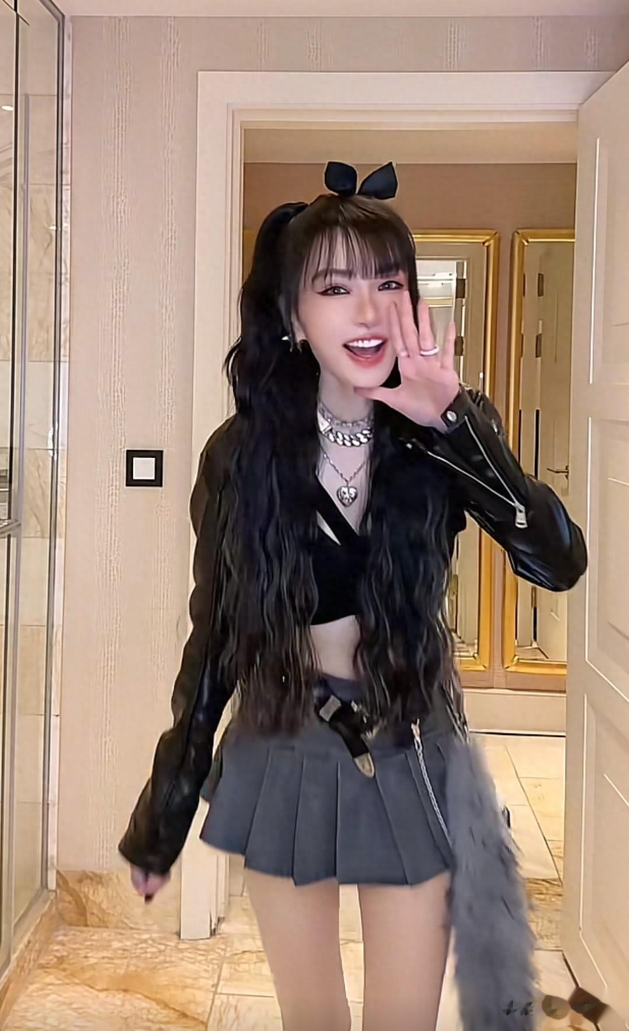 51岁谢金燕新穿搭：露脐上衣+短裙，尽显小蛮腰 大长腿，发量好多