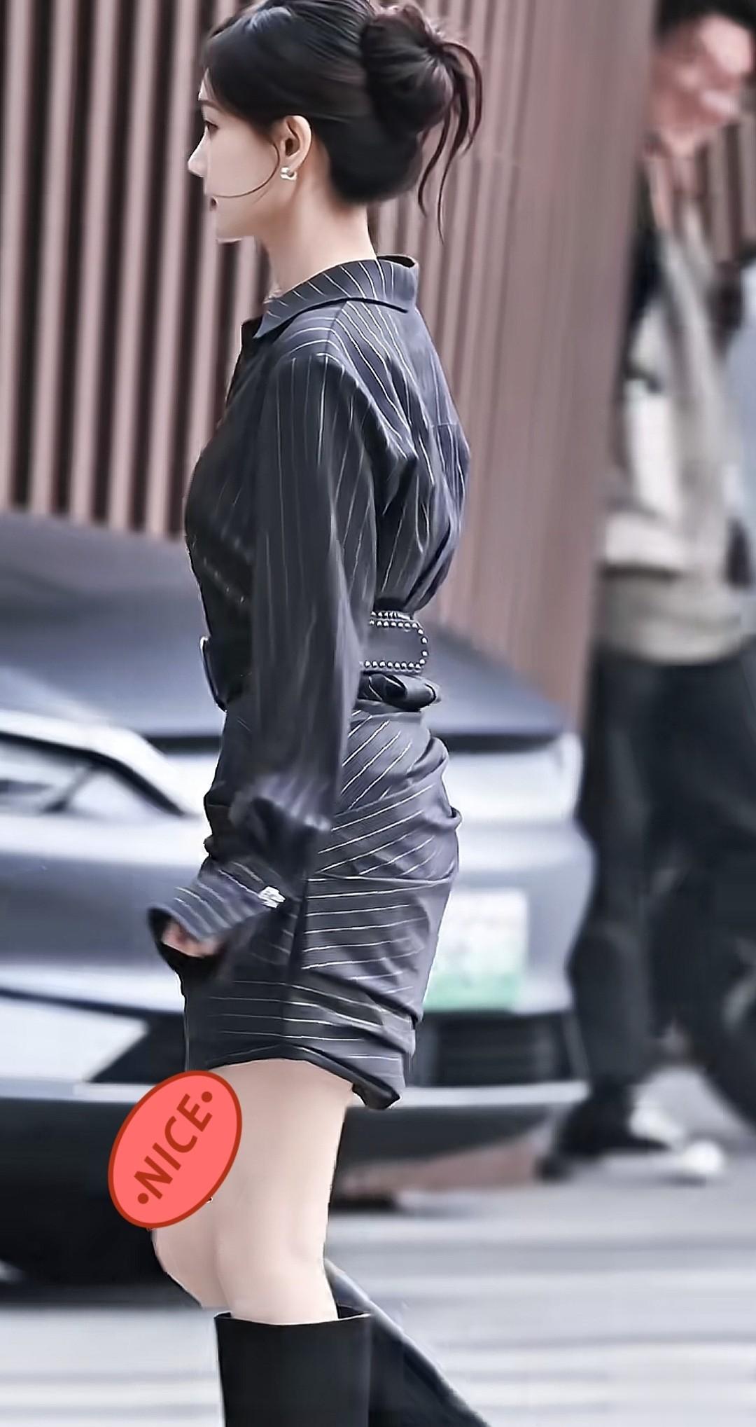 李一桐高丸子头，身穿深色条纹衬衫裙，丸子头清爽利落