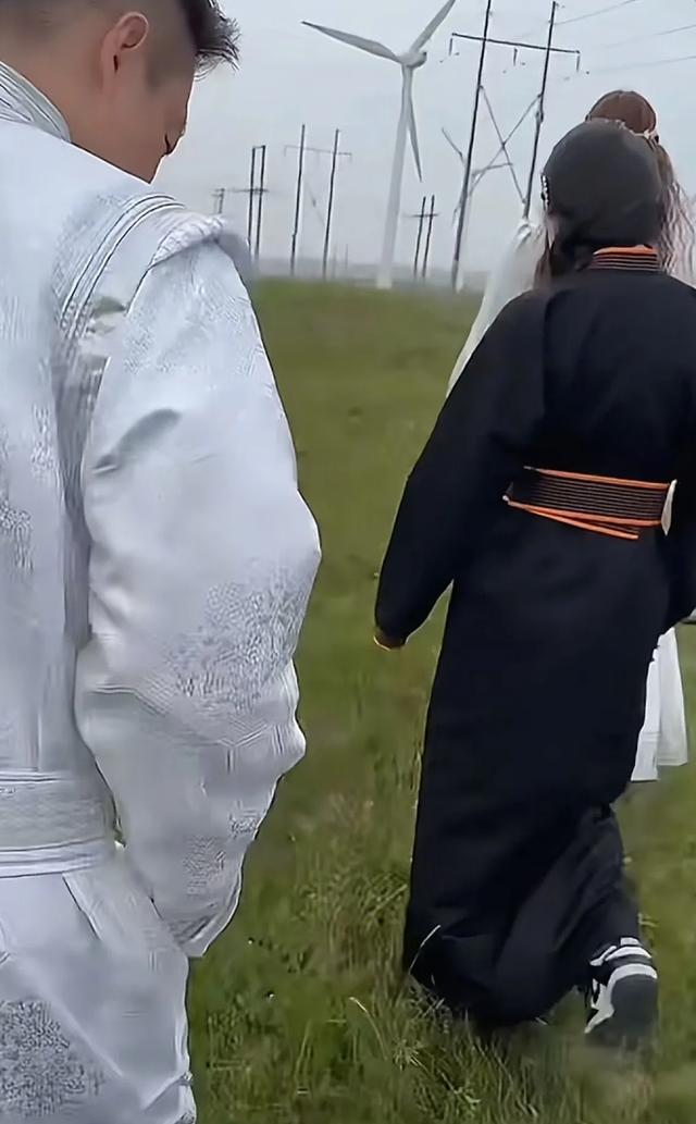 汪小菲带女儿草原骑马，小玥儿穿蒙古服英气十足，父女互动超有爱