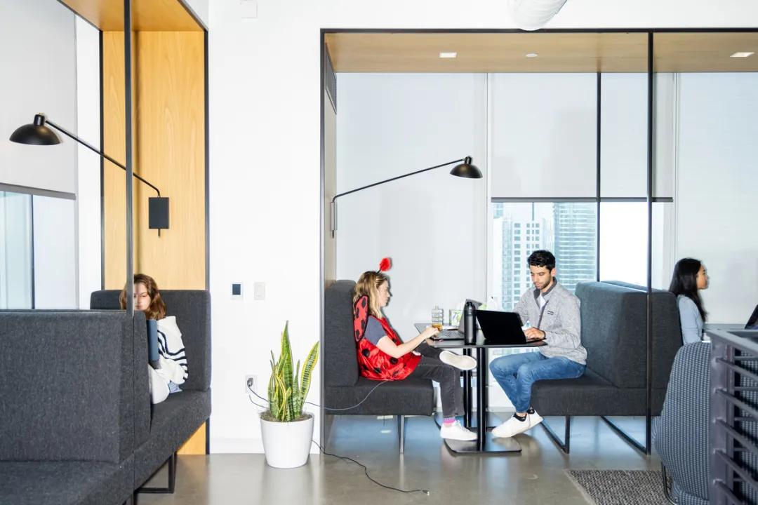 每天給白領發(fā) 1000 萬，他成了硅谷最年輕億萬富翁