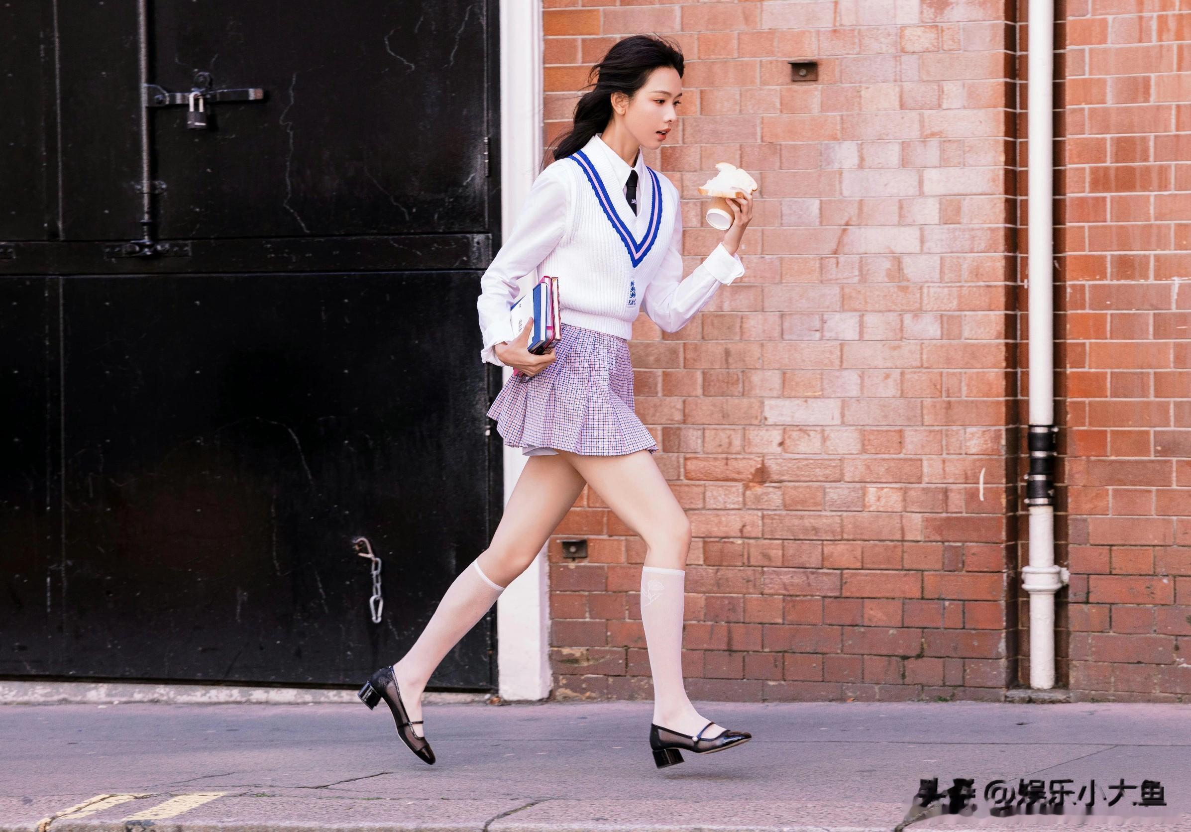 陈都灵英伦学院风写真,青春感满分,大长腿又细又直好抢镜!