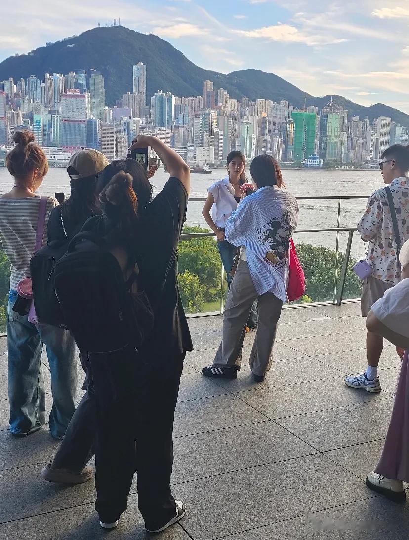 哇塞!路人偶遇阿娇、赵昭仪在香港录节目,本人好漂亮啊!