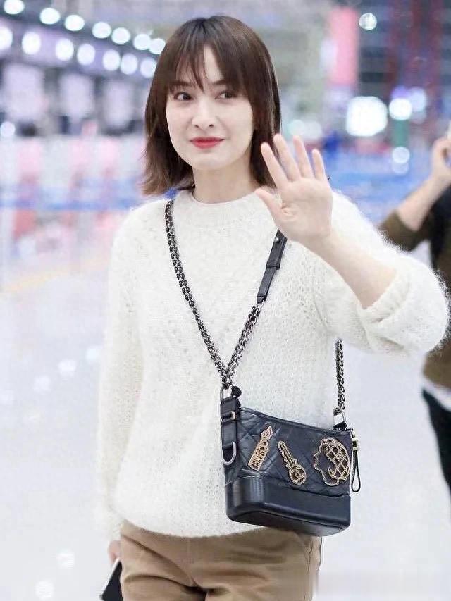 吴昕机场私服越来越简约!穿米白毛衣+直筒裤,时髦又减龄!