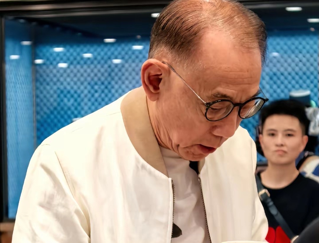 顶166 亿债务,杨受成却送陈伟霆几十万足金,难怪艺人愿陪他还债