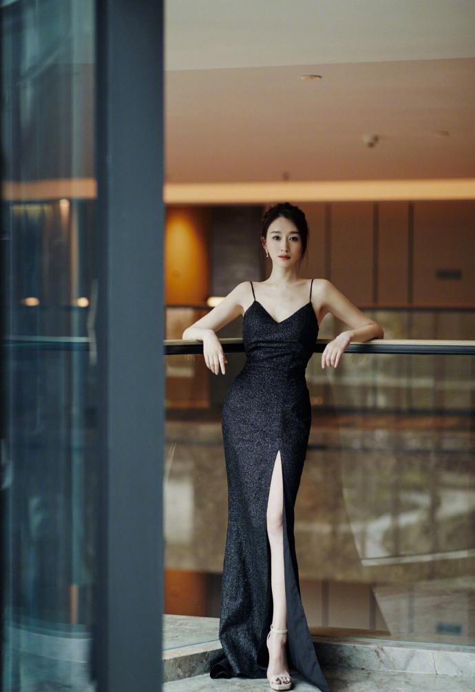 李小冉高调亮相！V领连衣裙配盘发，贵气感拉满！ ???