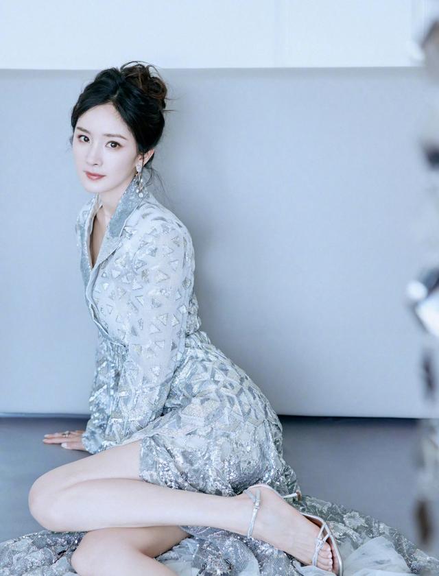 杨幂白色礼服，满屏大长腿
