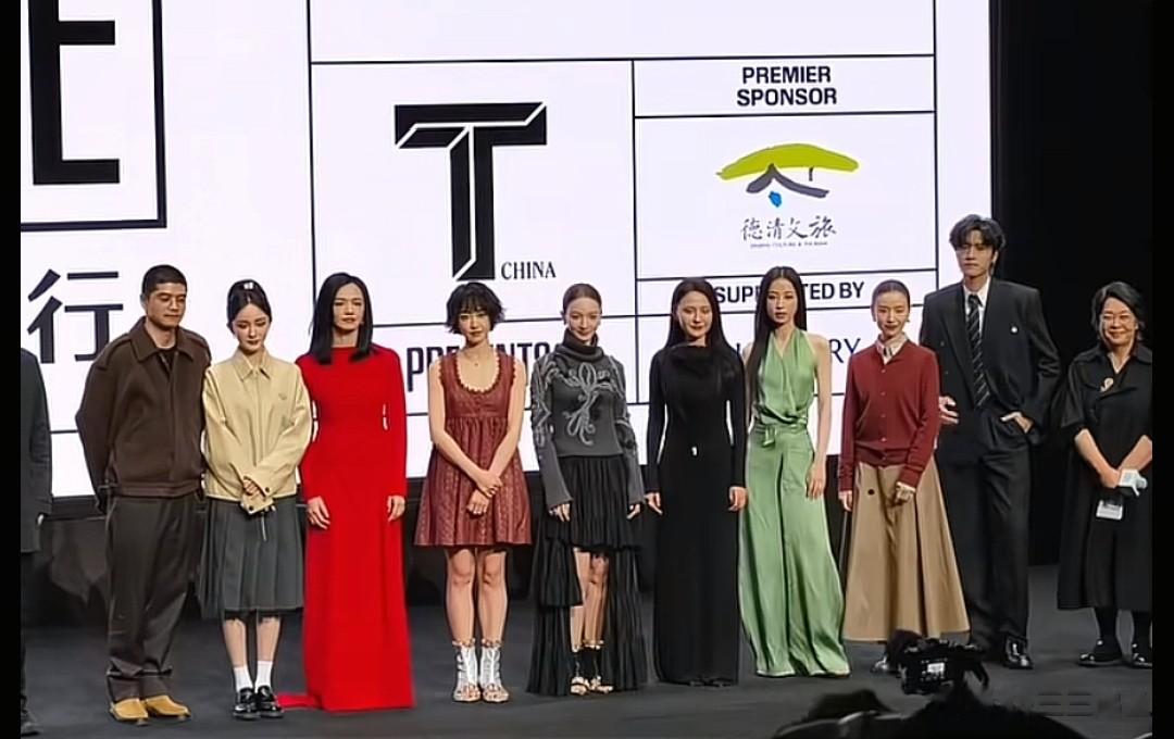 这晚，姚晨穿一身红装，杨幂腿好直，都败给了全裹出镜的董洁