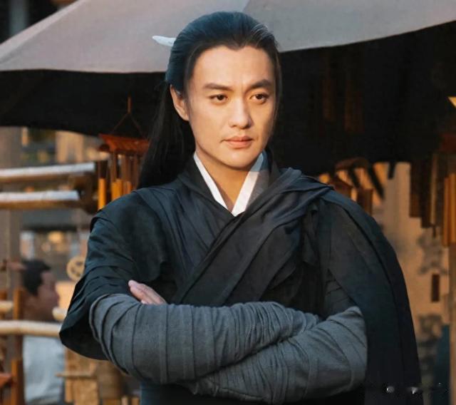 周一围演技又翻车了！对着陈都灵从腰臀摸到肩膀，网友吐槽太油腻