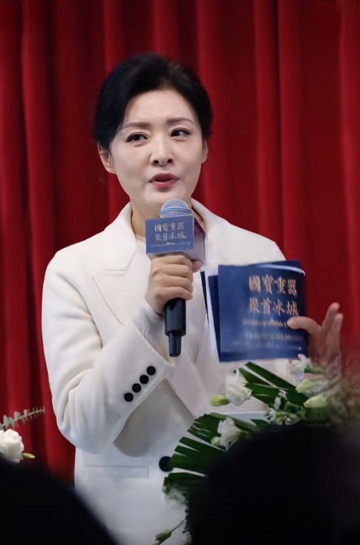 周涛一袭白西装主持国宝特展，优雅端庄尽显独特气场