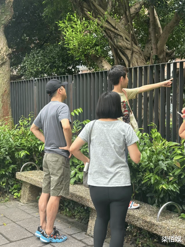 庾澄庆接爱女放学,他隔着栅栏踮着脚拼命找女儿,7岁儿子罕露面