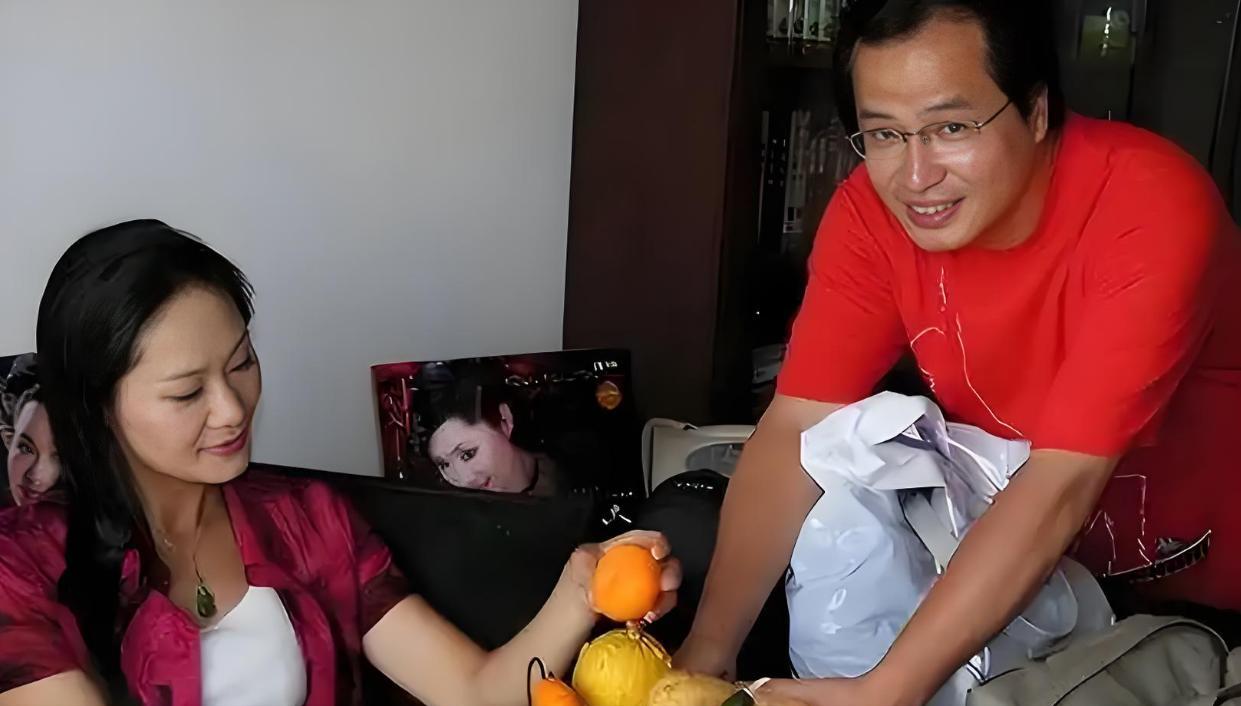 59岁于文华晒北京别墅，上下两层装修雅致，二婚老公年轻帅气