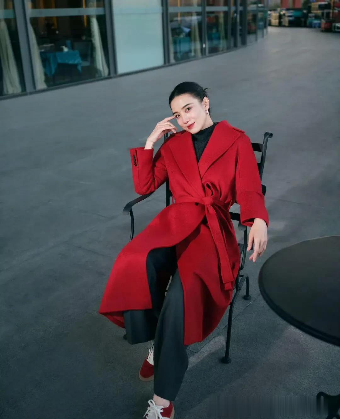 宋佳真是穿搭高手！穿红色大衣+黑色毛衣+牛仔裤，时髦又高级！