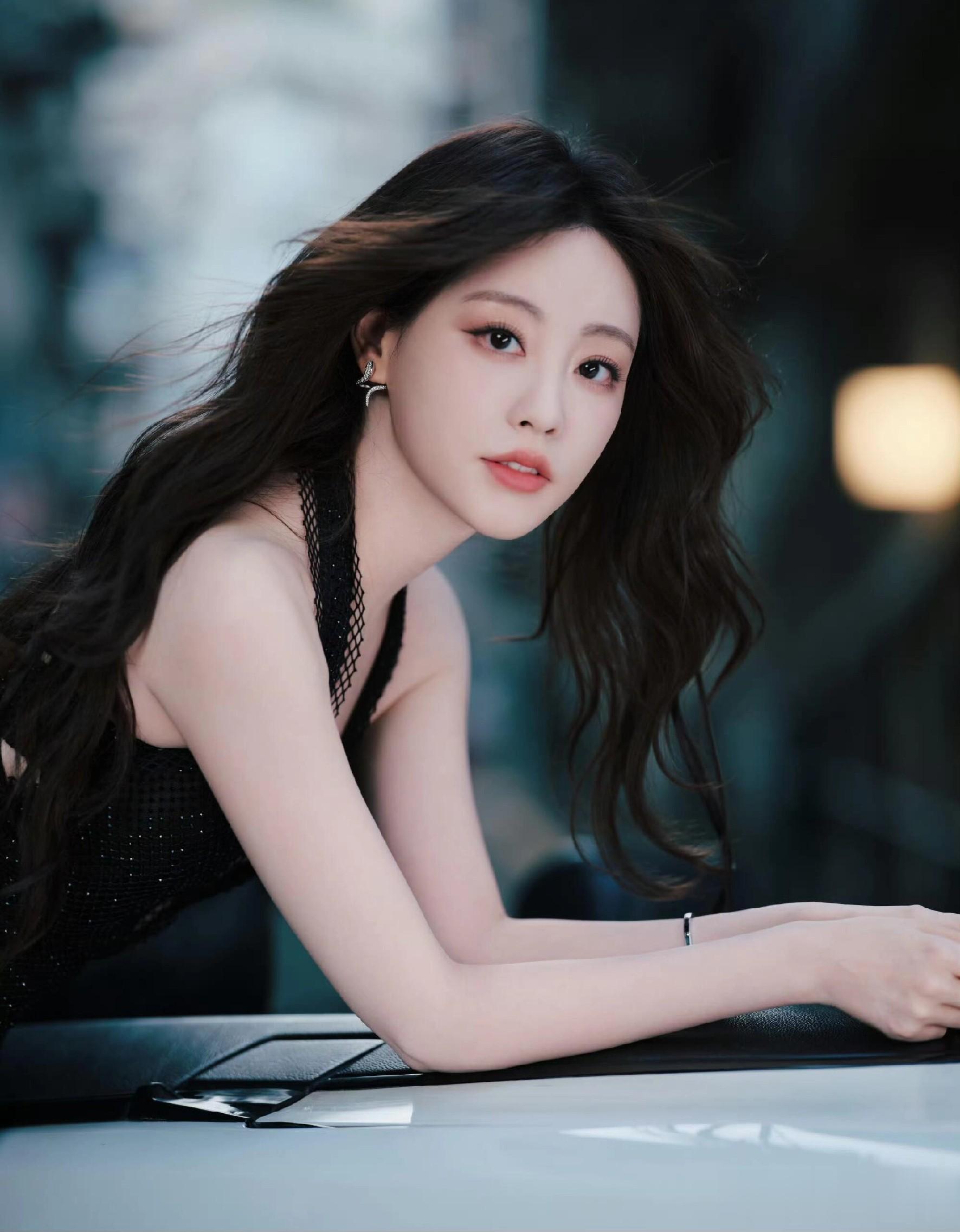 祝绪丹亮相实力派MAT年度盛典，身着黑纱礼裙勾勒出曼妙身姿好美