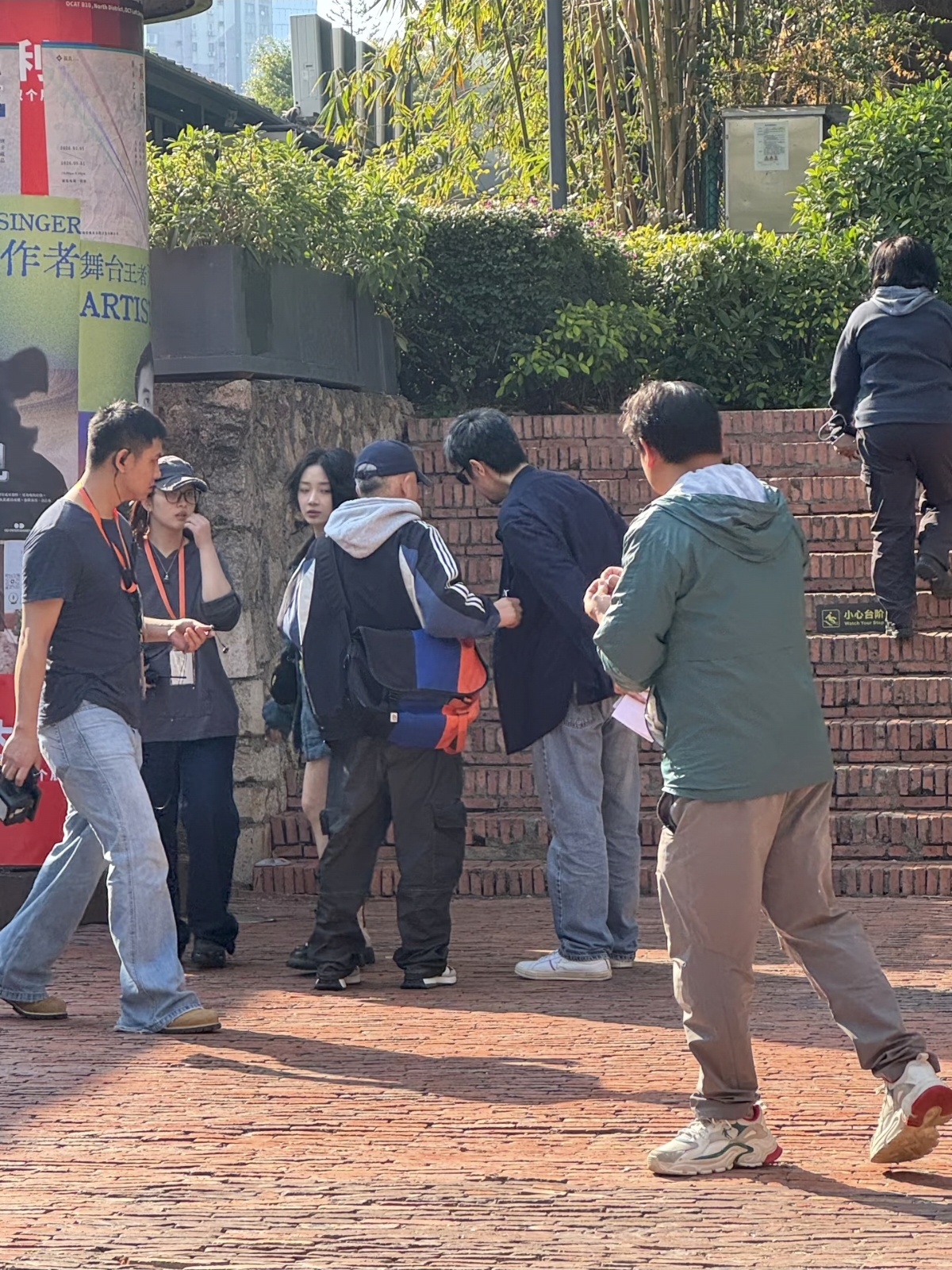 张鲁一深圳拍戏被偶遇，发色太有个性了，一般人很难驾驭本人好瘦