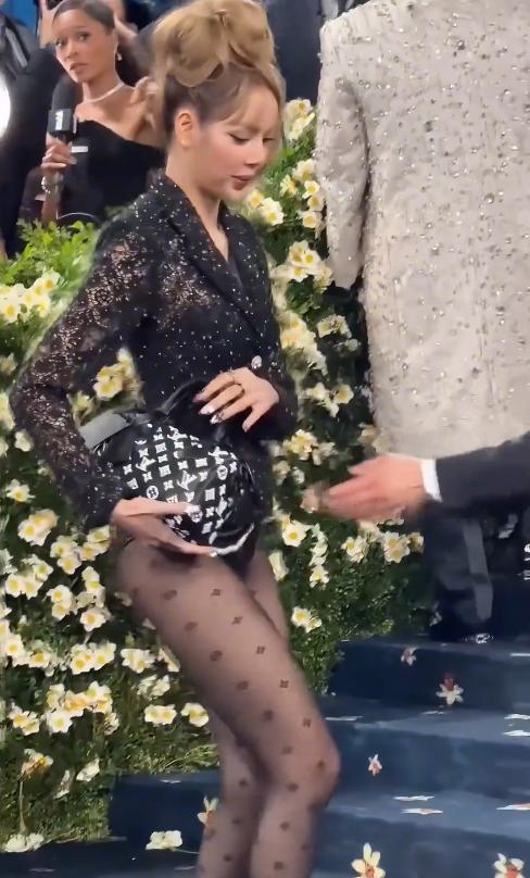 Lisa泰国逛街被偶遇,穿牛仔短裙屁股宽大